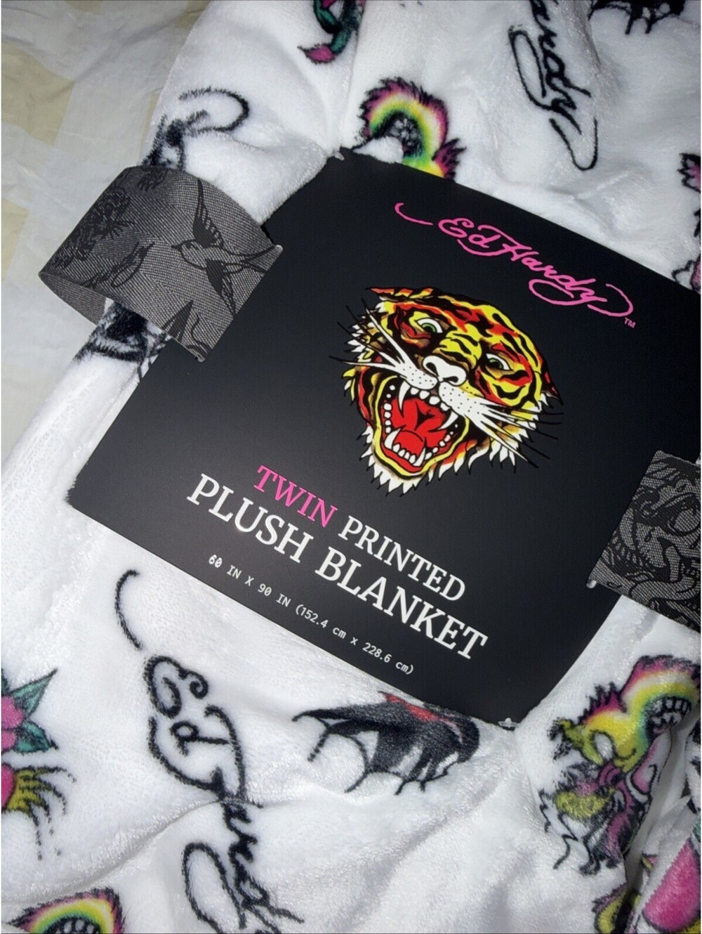Ed Hardy Twin Plush Blanket Skull Heart Tattoo White 60x90 NWT - Picture 5 of 7